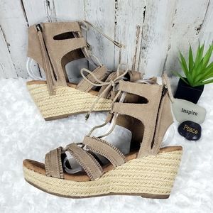 Minnetonka Leighton Suede Wedge Sandals Taupe 10